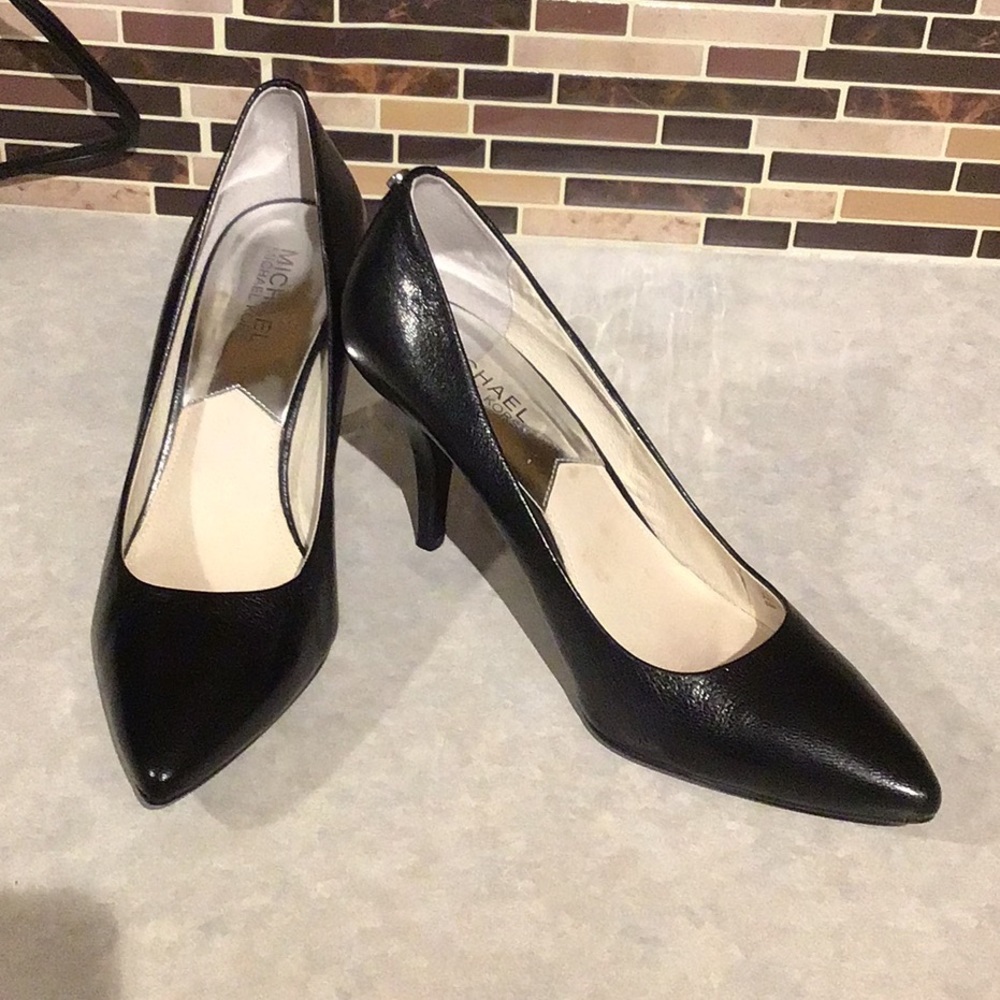 MICHAEL MICHAEL KORS BLACK PUMP
Alina Flex Leather Pump